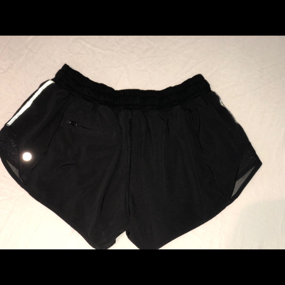 lululemon hotty hot shorts 2.5”